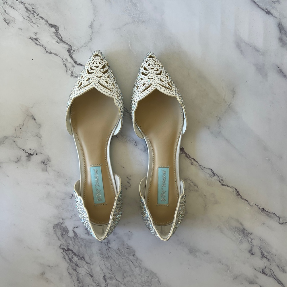 Blue by Betsey Johnson Ivory "Lucy" Rhinestone Wedding Flats Size 6.5 - Picture 2 of 5